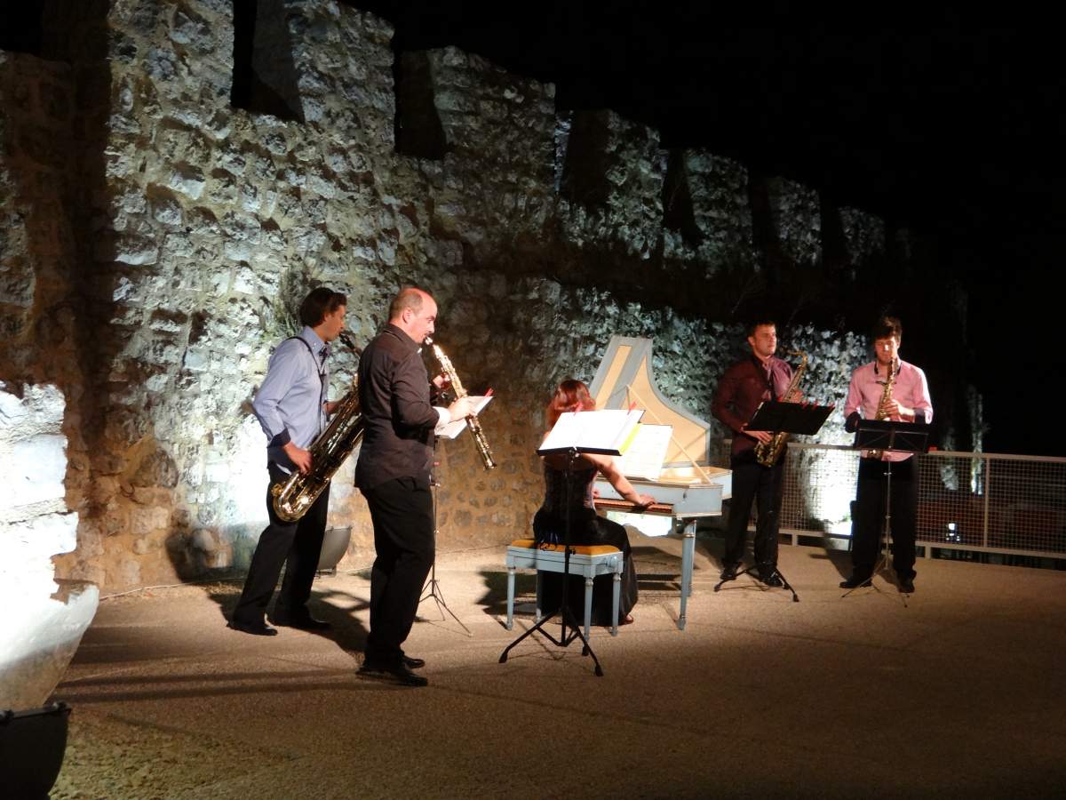 Concert in front of ramparts