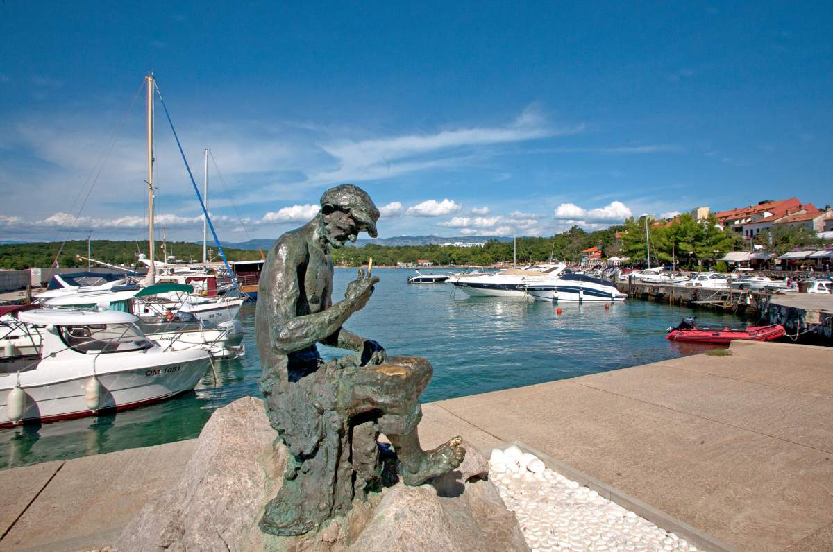 il monumento ai pescatori a Njivice