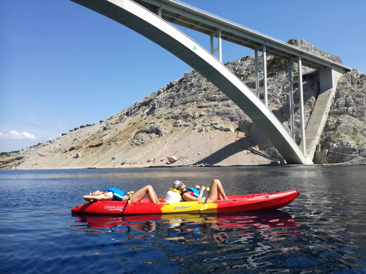 Kajak fahren unter der Krk Brücke