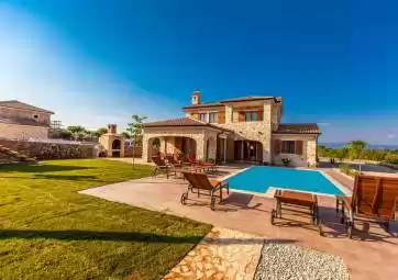 Villa Mare - 3 bedroom villa with pool & spacious garden