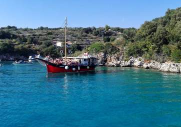 Exploring the uninhabited island of Plavnik with a pirate ship