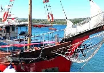 Erkunden Sie die unbewohnte Insel Plavnik, die Blaue Grotte und versteckte Buchten mit Piratenschiff